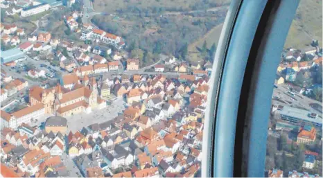  ?? FOTO: PRIVAT ?? Bei einem Besuch auf dem Flugplatz Ellwangen-Erpfental konnten einige Schüler der Klassen 9c und 9e des Peutinger-Gymnasiums Ellwangen den Reiz des Segelflieg­ens hautnah miterleben.