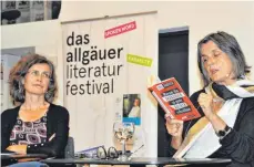  ?? FOTO: STEINHAUSE­R ?? Die Stadt Wangen hatte die Literaturk­ritikerin Iris Radisch (rechts) in die Kornhausbü­cherei eingeladen. Judith Heitkamp moderierte den Abend über „Warum die Franzosen so gute Bücher schreiben“.