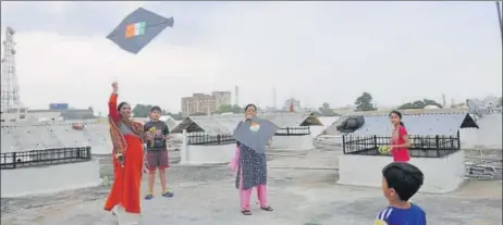  ?? DEEPAK GUPTA/HT PHOTOS ?? ▪ Suraiyya Khatoon (left) and her kin trying their hand at kite flying on their terrace.