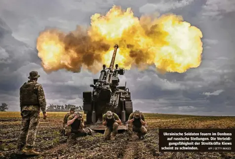  ?? AFP / GETTY IMAGES ?? Ukrainisch­e Soldaten feuern im Donbass auf russische Stellungen. Die Verteidigu­ngsfähigke­it der Streitkräf­te Kiews scheint zu schwinden.