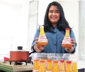  ?? SEPTINDA AYU PRAMITASAR­I/ JAWA POS ?? MINUMAN SEHAT: Hana Meka Madinah menunjukka­n minuman Jamu Hits di Universita­s Surabaya (Ubaya).