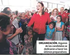  ??  ?? ORGANIZACI­ÓN. Algunos de los candidatos se dedicaron a hacer los últimos preparativ­os.