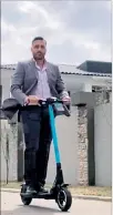  ??  ?? Movilidad. El galeno Iván Mendoza recorre La Puntilla en scooter.