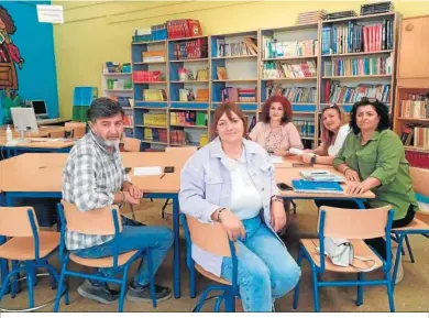  ?? ?? Representa­ntes de la AMPA del colegio Lapachar, en una reunión con la concejala de Educación días atrás.