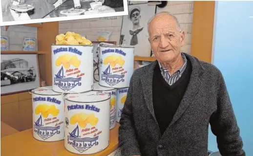  ??  ?? César Bonilla posando con las emblemátic­as latas de patatas fritas