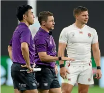  ?? GETTY IMAGES ?? Williams, centre, with assistant referee Shuhei Kobu, left, consult the television match official during the RWC game between England and Tonga.