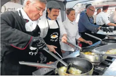  ?? D.C. ?? Con las manos en la masa: friendo huevos para ayudar a la asociación Por una sonrisa.