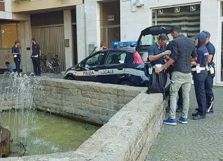  ??  ?? All’opera La polizia locale durante un’operazione a Treviso. Il comandante è preoccupat­o