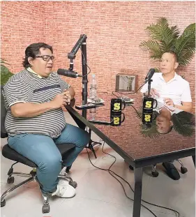  ?? / MILDRED GALARPE ?? SOLVING FLOODING IN TISA. During the first episode of SunStar’s “Kumusta Kap” on Friday, Aug. 26, 2022, Barangay Tisa, Cebu City chief Reynato Pacaña (right) tells the talk show host, reporter Benjie Talisic the common problems in his village, particular­ly the one on flooding.