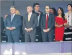  ??  ?? Florentino charló amigable con Rubiales, entre Méndez de Vigo y Juan Carlos I. También estuvieron Ceferin (UEFA), Infantino (FIFA), el presidente de Ucrania, Figo...