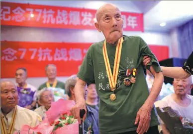  ?? YANG BO / CHINA NEWS SERVICE ?? Wang Qiu, 95, and 30 other veterans                                                                                                                                                                                                                         ...