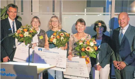  ?? FOTO: VOITH ?? Das Siegerbild mit (von links) Jürgen Strohmeier, Ilona Schmidt, Franziska Schramm, Annette Hengge, Angelika Banzhaf und Dirk Bogen.