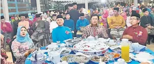  ??  ?? MERIAH: Mawan dan Mohd Chee memeriahka­n Majlis Ramah-Tamah Alumni SK Abang Leman, Kabong malam kelmarin.