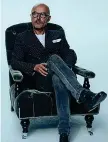  ??  ?? Hairstylis­t Rossano Ferretti, 57 anni, hairstylis­t di molte star. È diventato global ambassador di Coty