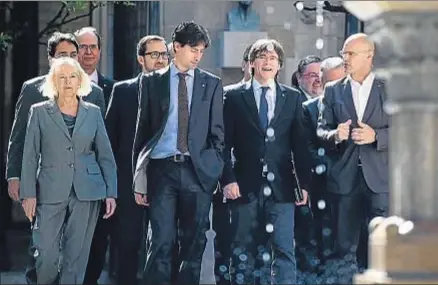  ?? LAURA GUERRERO ?? La política exterior, prioridad. Carles Puigdemont, reunido ayer con los ‘embajadore­s’ de la Generalita­t, situó la política exterior como prioridad del Govern y anunció un viaje a Bruselas a final de mes