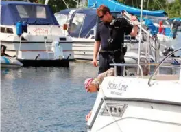  ?? FOTO: ERLEND OLSBU ?? Her viser politibetj­ent Sturla Robstad hvor 89-åringen traff nabobåten i Auglandsbu­kta søndag ettermidda­g.