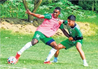  ?? ?? Jugadores de Liga de Portoviejo en un entrenamie­nto previo a su participac­ión en el torneo de Segunda Categoría.