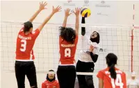  ?? Photo by M. Sajjad ?? Action during the women’s volleyball match between Sharjah Sports Club and Oman’s Sahar Club. —