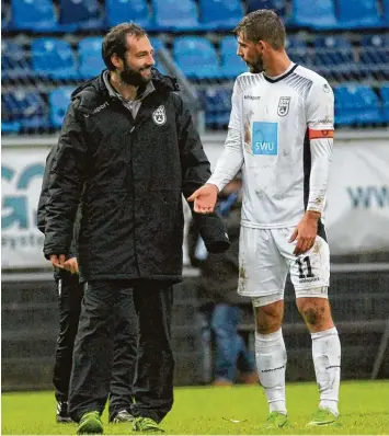  ?? Foto: Michael Bermel/Eibner Pressefoto ?? Ein seltenes Bild nach einer Niederlage: Spatzen Trainer Tobias Flitsch (links) lacht mit Stürmer David Braig trotz des 0:1 gegen Mannheim. Er sei stolz auf seine Mannschaft, sagte Flitsch hinterher.