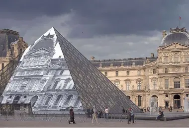  ?? AFP ?? Emblema nacional. A través de los pasillos del Louvre se lee una historia cultural y política de Francia.