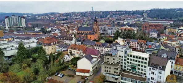  ?? FOTOS: HEIKO LEHMANN ?? Die Stadt Sulzbach hat einen Millionenb­etrag in die Digitalisi­erung der Stadtverwa­ltung investiert. Das soll viele Arbeitspro­zesse effektiver machen und nebenbei Geld sparen.