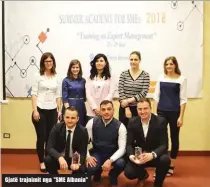  ??  ?? Gjatë trajnimit nga "SME Albania"