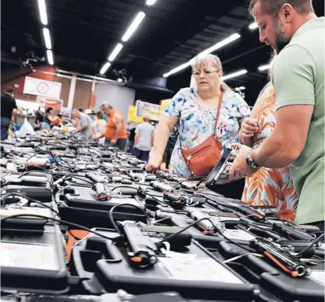  ??  ?? ► Exhibición de armas en 2016, en Fort Worth, Texas.