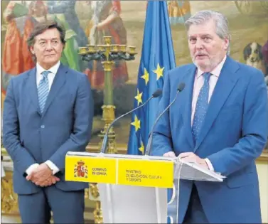  ??  ?? GOBIERNO. El ministro Méndez de Vigo, en primer término, con José Ramón Lete, secretario de Estado.