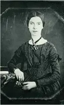  ?? FOTO: WIKIMEDIA COMMONS ?? Poeten Emily Dickinson
■ fotografer­ad 1847 eller 1848.