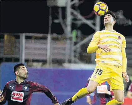  ?? FOTO: EFE ?? Juanpe, del Girona, cabeceando un balón ante Charles en Ipurúa, donde el Girona sufrió una dolorosa derrota al caer por 4-1