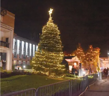  ?? ?? The Christmas tree lit up at Maidenhead Town Hall last year. Ref:134064-88