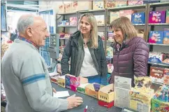  ?? PRENSA CAMBIEMOS ?? RECORRIDA. Bullrich y la senadora González, en Avellaneda.