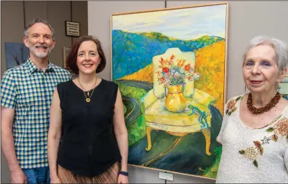  ?? (Arkansas Democrat-Gazette/Cary Jenkins) ?? Clarke Huisman and his wife, Cindy Scott-Huisman, and Cindy’s mother, Helen Scott, of Cantrell Gallery in Little Rock stand with a painting by Rebecca Thompson. The gallery is celebratin­g its 50th anniversar­y this month.