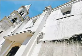  ??  ?? Iglesia de Apulco. Los abuelos maternos del autor pagaron la construcci­ón luego de gestionarl­a en el Vaticano. El inmueble tiene estatus de Basílica.