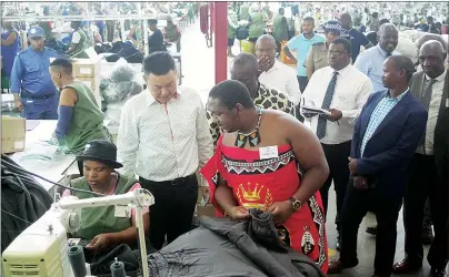  ?? (Pics: Sibusiso Zwane) ?? Minister of Labour and Social Security Phila Buthelezi engaging a textile worker at Golden Jubilee (Tex Ray Group of Companies) during his courtesy visit yesterday.