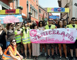  ?? Assalti ?? Il blitz dei No global ai tornelli di Lista di Spagna dove hanno allestito un gazebo dove davano i biglietti per «entrare» a Venezia (foto Vision). A destra i pontili di piazzale Roma per raggiunger­e il Lido e quelli di Santa Maria Elisabetta per...