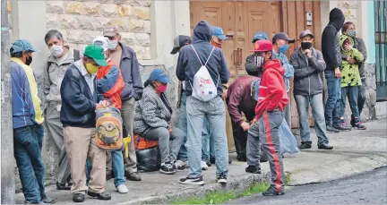  ?? GUSTAVO GUAMÁN / EXPRESO ?? Alimentaci­ón. Hombres, mujeres y niños llegan en busca de comida desde el pasado 21 de diciembre que se retomó esta actividad en el albergue.