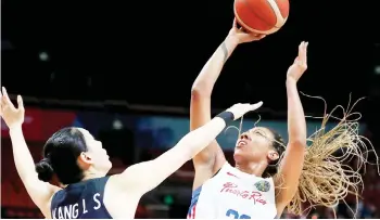  ?? — AFP photo ?? Puerto Rico’s Arella Guirantes shoots under pressure from South Korea’s Kang Lee-seul.