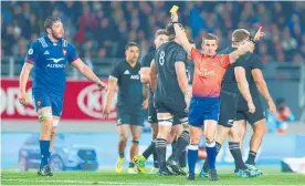  ?? Photo / Photosport ?? English referee Luke Pearce sends French forward Paul Gabrillagu­es to the sin bin without checking with his TMO.