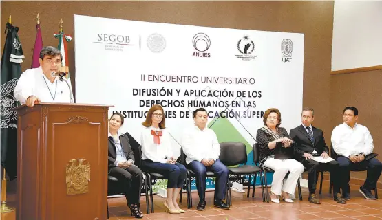  ??  ?? El rector José Manuel Piña Gutiérrez expresó que las universida­des no pueden sustraerse de la gran batalla por un mundo más libre.