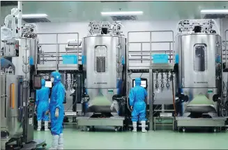  ?? XU SUHUI / XINHUA ?? Employees work at a drug production line in Yantai, Shandong province, on Jan 9.