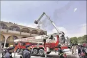  ?? SANJEEV VERMA/HT FILE ?? Gurugram fire department is heavily dependent on private fire services. The ban of firecracke­rs may help reduce incidents but they lack capability to tackle fires in high rises.