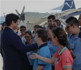  ?? ROBERTO SÁNCHEZ ?? El presidente Carlos Alvarado departió con estudiante­s alajuelens­es que conocieron las aeronaves, este miércoles.