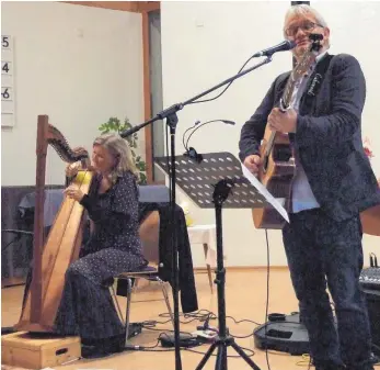  ?? FOTO: ANTON MUNDING ?? Marita und Reinhard Börner an Harfe und mit Gitarre beim Konzert am Sonntagabe­nd im Gerhard-Berner-Haus in Ertingen.