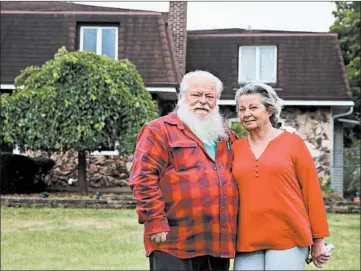  ?? STACEY WESCOTT/CHICAGO TRIBUNE ?? Gene and Terry Campbell at Villa Park home. Terry’s mother, Joan Keith, 93, is a resident of Chateau inWillowbr­ook.