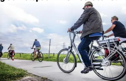  ?? FOTO ALEXANDER MEEUS ?? VRT-verkeersex­pert Hajo Beeckman: “Net zoals automobili­sten ongevallen kunnen ingeven via de Waze-app, kunnen fietsers hetzelfde doen via de app van de Fietsersbo­nd.”