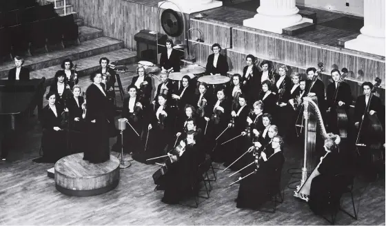  ?? FOTO: MUSEIVERKE­T/FAZERS KONSERTBYR­ÅS SAMLINGAR ?? Helsingfor­s damorkeste­rs grundare och dirigent Heidi Sundblad-Halme verkade också som tonsättare. Här fotografer­ad med sin orkester i Solennitet­ssalen på 1950-talet.