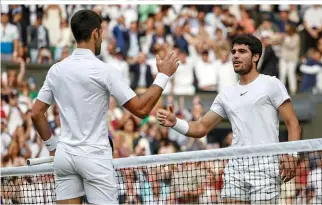  ?? ?? Traumduell Nummer 2: Im Finale von Wimbledon musste Novak Djokovic seinem Widersache­r Carlos Alcaraz zum 1:6-7:6(6)-6:1-3:6-6:4-Sieg gratuliere­n