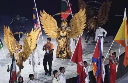  ?? BERNAMA PIC ?? Malaysian hockey player S. Kumar holds the Jalur Gemilang at the Asian Games closing ceremony in Jakarta yesterday.