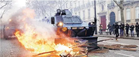  ??  ?? ► Las fuerzas de seguridad desplegaro­n una docena de vehículos blindados en París.